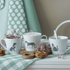 Porcelánový hrnček s mačkou