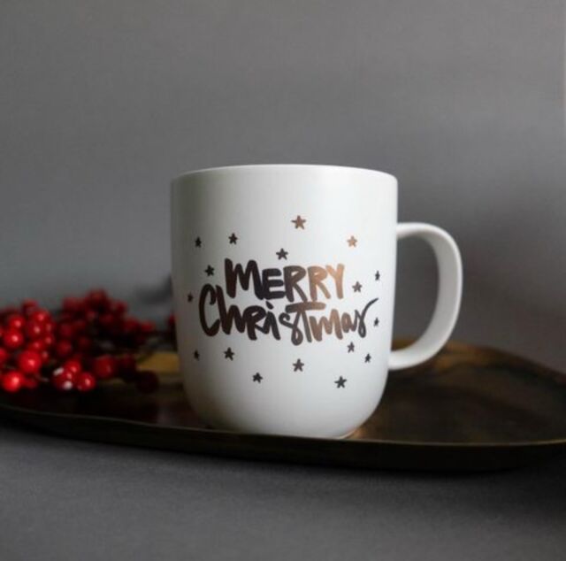 🎄✨ Vianoce v nadčasovom štýle! ☕🌟 Naše elegantné hrnčeky kombinujú sviatočnú atmosféru a dizajn, ktorý nikdy nevyjde z módy. ❄️🕯️

🎁 Skvelý darček pre milovníkov klasiky, alebo dokonalý doplnok na vaše sviatočné rána. 🕊️🍵
💖 Ktorý by si vybral ty?

#NadčasováElegancia #VianočnéHrnčeky #ŠtýlAJednoduchosť